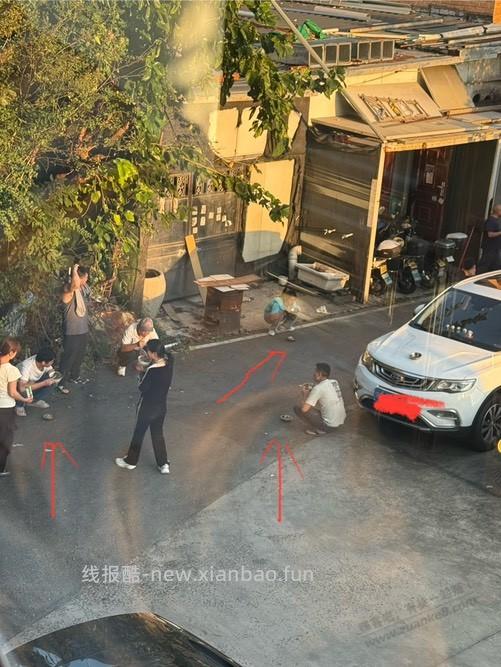 又在路边地上干饭 - 线报酷